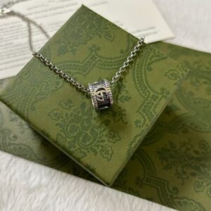 Gucci S925 Sterling Silver, Light Luxury Fashion Fade-Resistant Retro Stripe Gear Necklace.